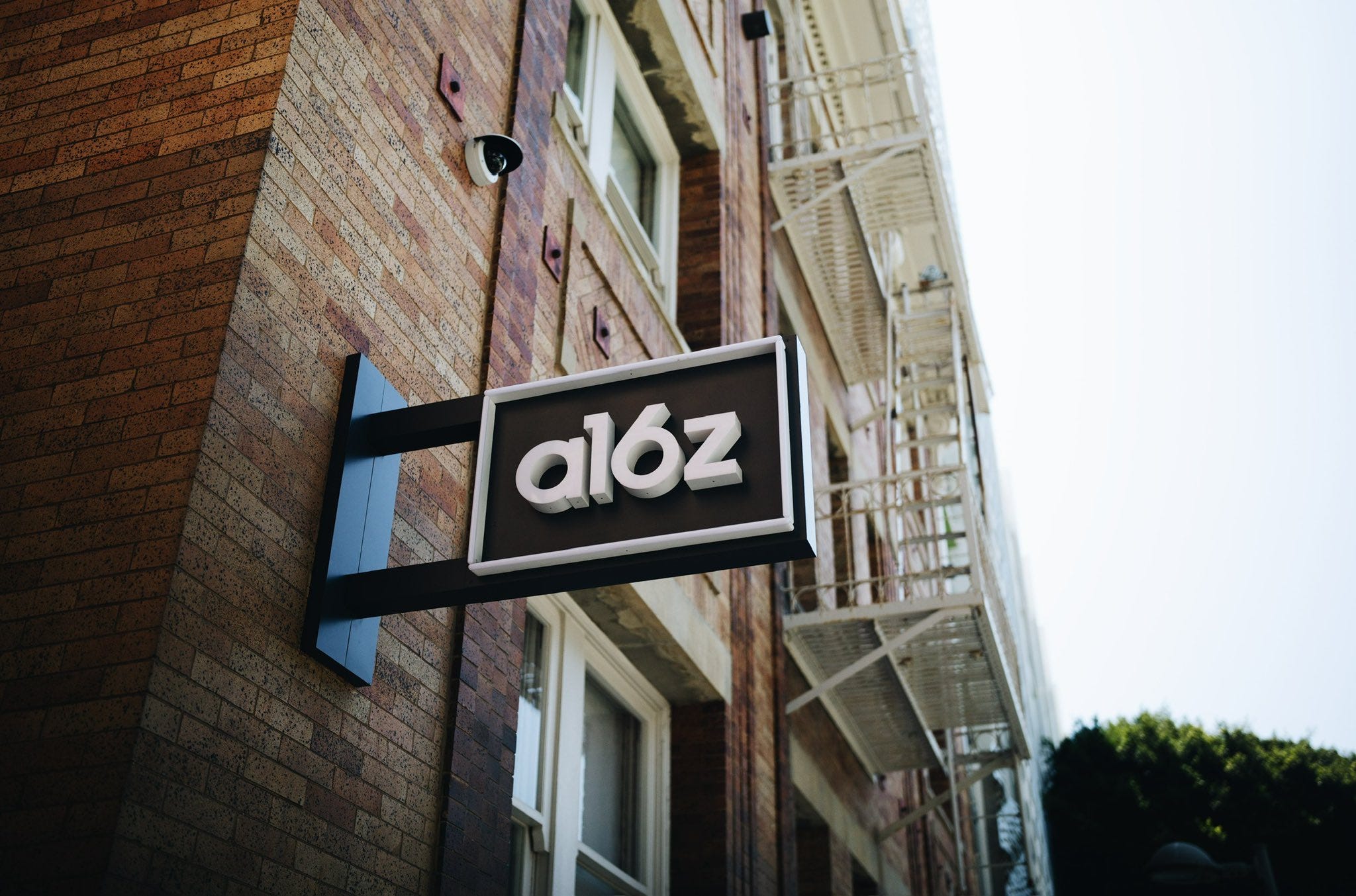 a16z图说趋势：今年AI成本降一半用量翻倍，美国30岁人群人生里程碑全面延迟